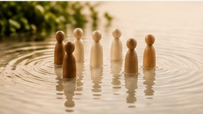 Figurines placées sur l’eau lors d’une constellation familiale