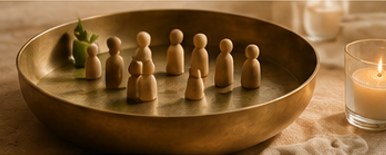 Figurines disposées dans un plateau pour une constellation familiale